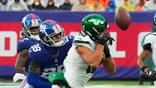 Jets' WR Allen Lazard drops a potential catch against the Giants